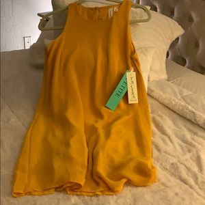 Sleeveless dress. Golden yellow.